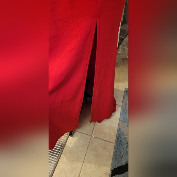 Elegant Red Off-Shoulder Evening Gown - Picture 4 of 7